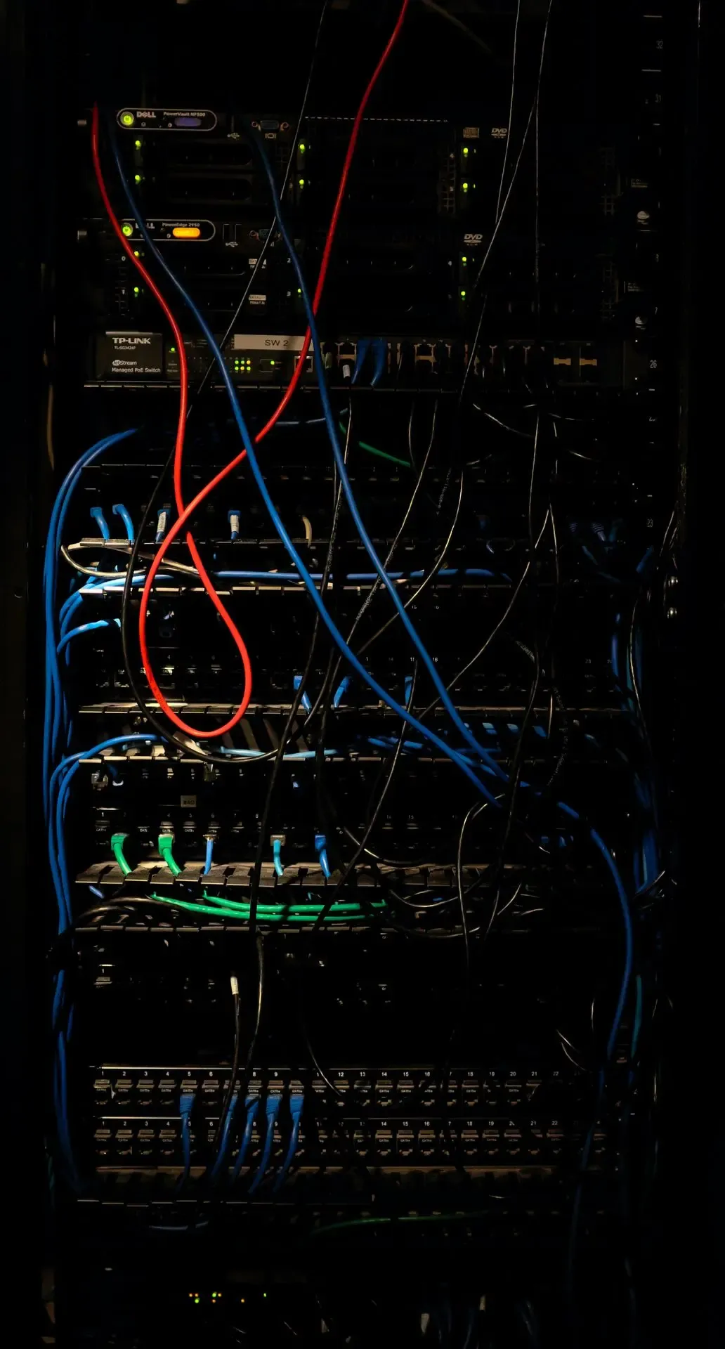 Rack de servidores con cableado de red