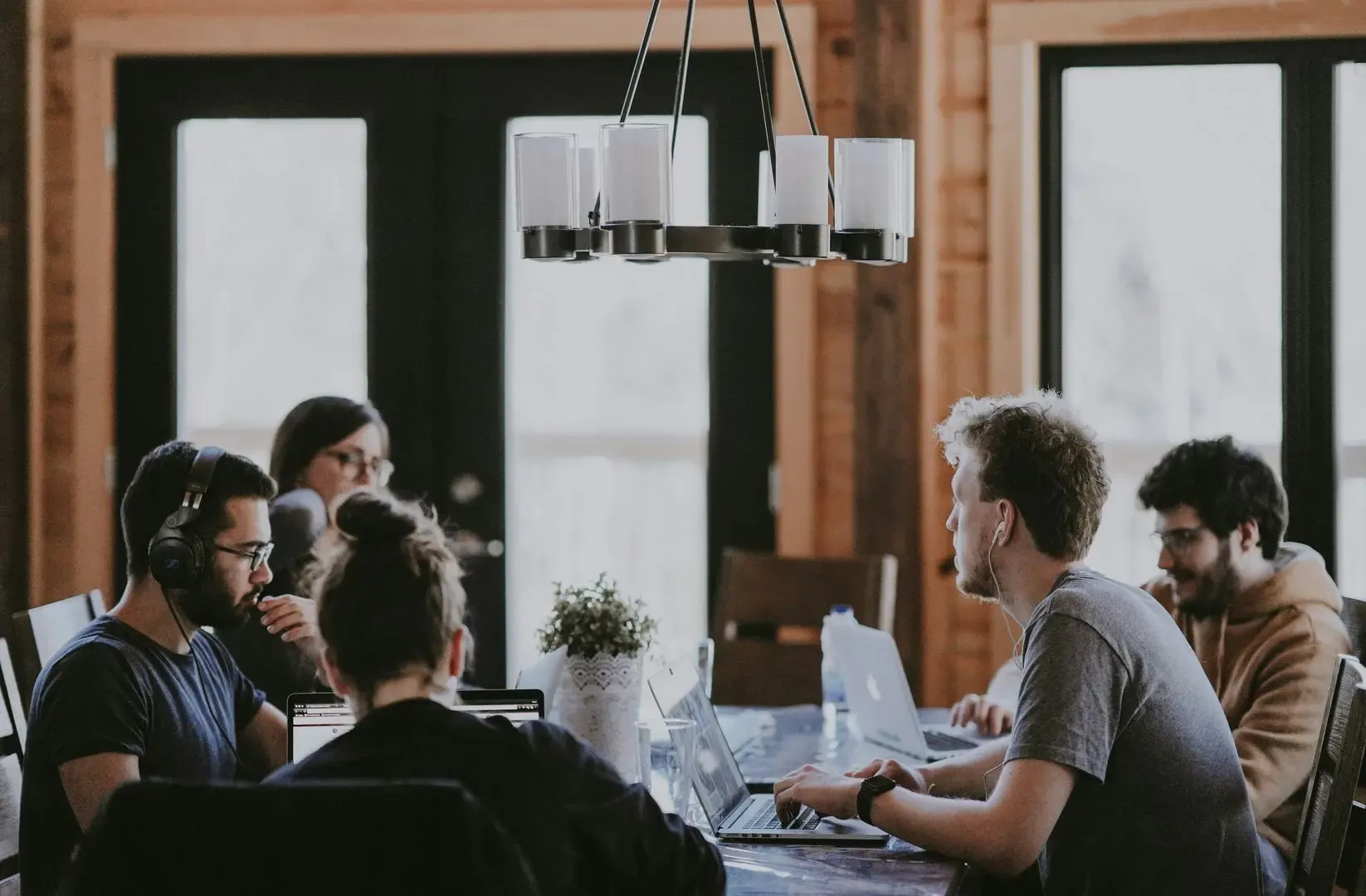 Equipo de desarrollo trabajando en una mesa compartida